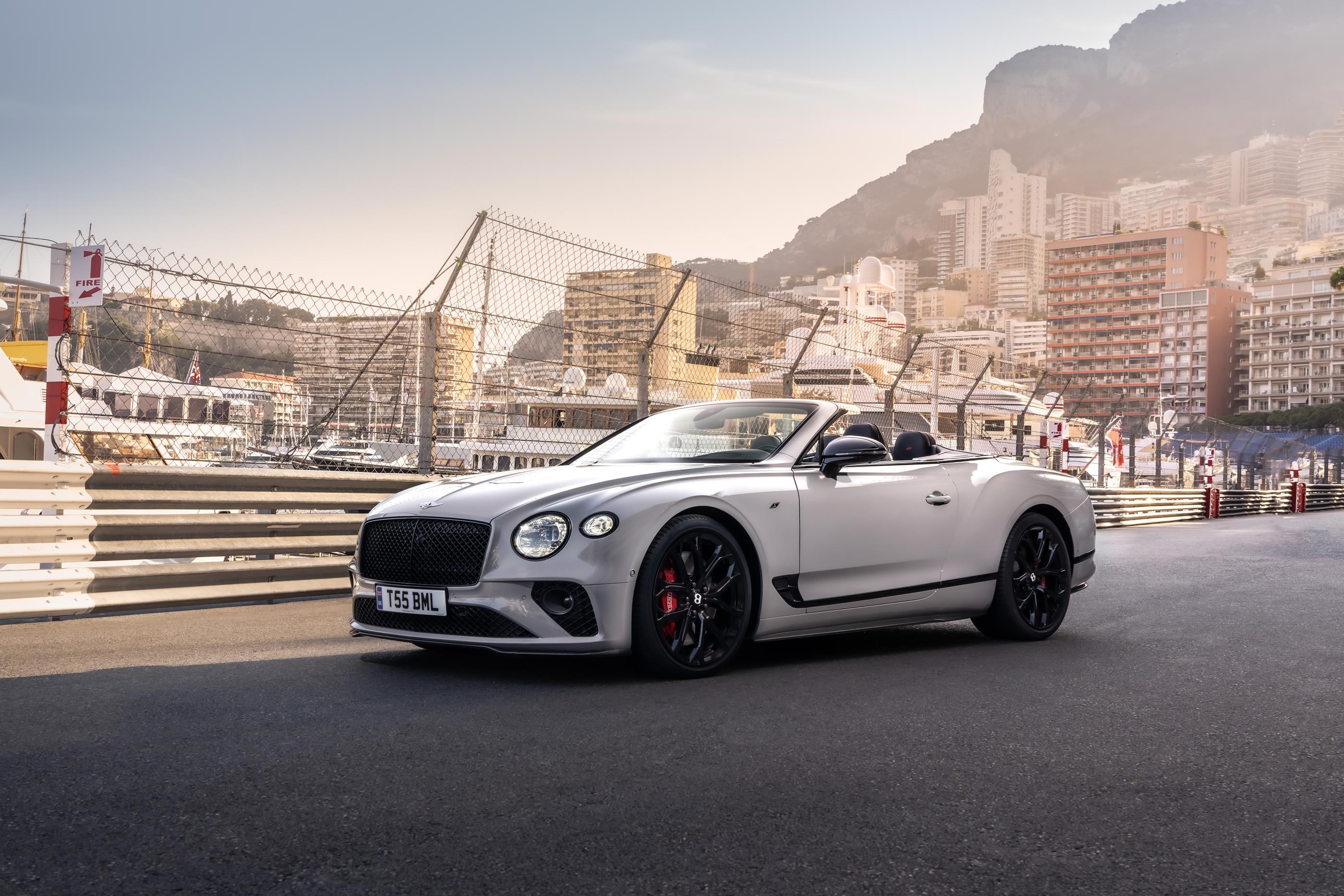 Colour , White Image type , Action Angle , Side/Profile Angle , Front 3/4 General , Performance Current Models , Continental GT Convertible , Continental GT Convertible S Current Models , Continental GT Convertible , Continental GT Convertible Current Models , Continental GT Convertible 