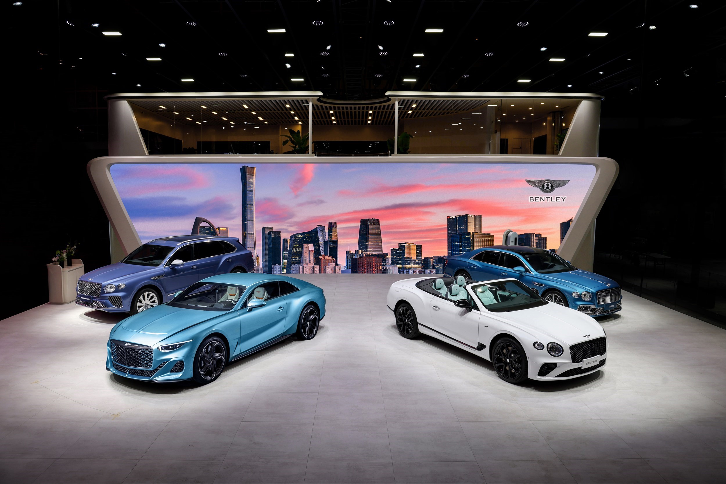 Colour , Bianco Colour , Blu Angle , 3/4 Anteriore General , Bentley Mulliner Current Models , Flying Spur , Flying Spur Current Models , Continental GT Convertible , Continental GT Convertible Current Models , Bentayga EWB , Bentayga EWB Current Models , Batur , Batur 